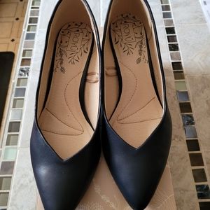 Royu size 8 navy kitten heel